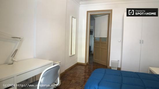 Se alquila habitación en piso de 5 dormitorios en Argüelles, Madrid - MADRID