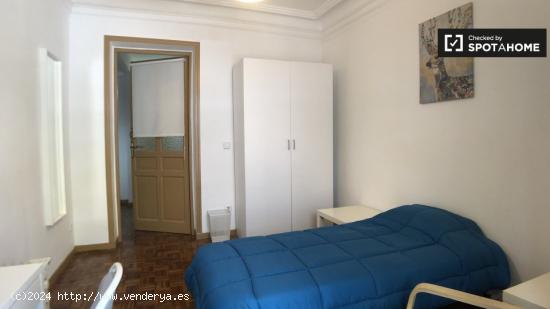 Se alquila habitación en piso de 5 dormitorios en Argüelles, Madrid - MADRID