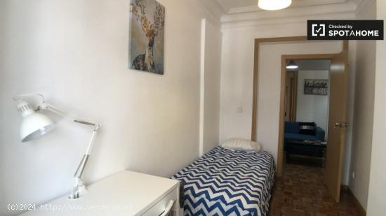 Se alquila habitación en piso de 5 dormitorios en Argüelles, Madrid - MADRID