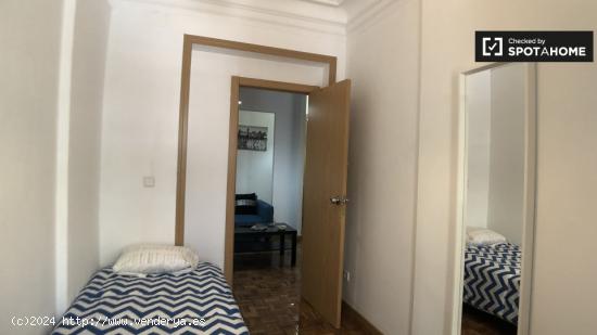 Se alquila habitación en piso de 5 dormitorios en Argüelles, Madrid - MADRID