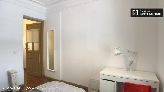 Se alquila habitación en piso de 5 dormitorios en Argüelles, Madrid - MADRID