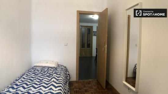 Se alquila habitación en piso de 5 dormitorios en Argüelles, Madrid - MADRID