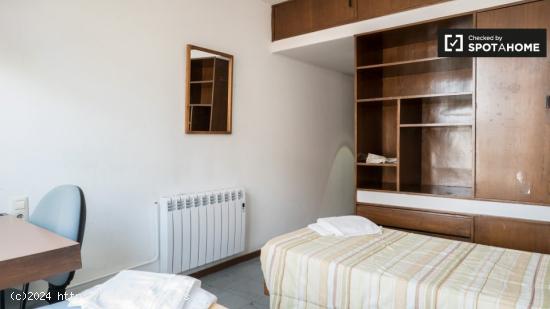 Dormitorio con baño en residencia grande en Ciudad Universitaria - MADRID