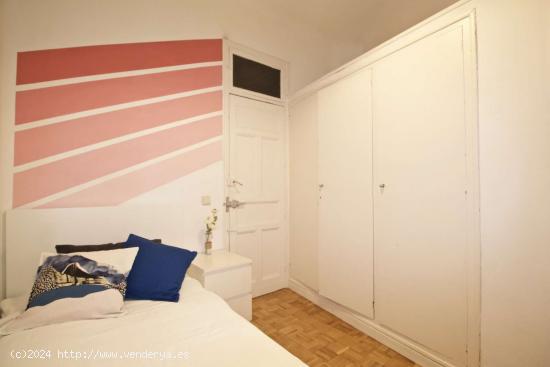  ¡Habitaciones en alquiler en un apartamento de 6 habitaciones en Madrid! - MADRID 