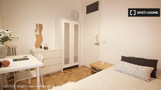 ¡Habitaciones en alquiler en un apartamento de 6 habitaciones en Madrid! - MADRID