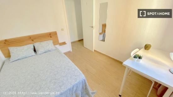 Luminosa habitación con cama de matrimonio equipada para estudiantes - SEVILLA