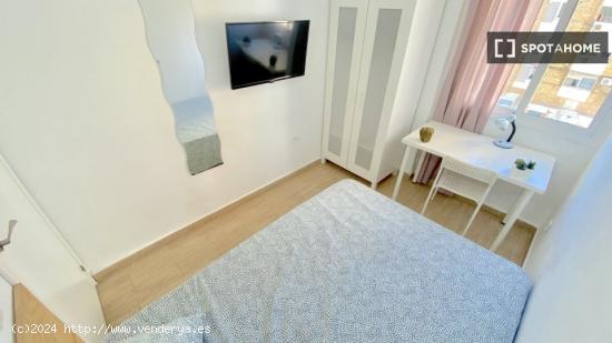 Luminosa habitación con cama de matrimonio equipada para estudiantes - SEVILLA