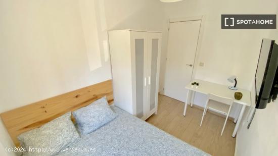 Luminosa habitación con cama de matrimonio equipada para estudiantes - SEVILLA