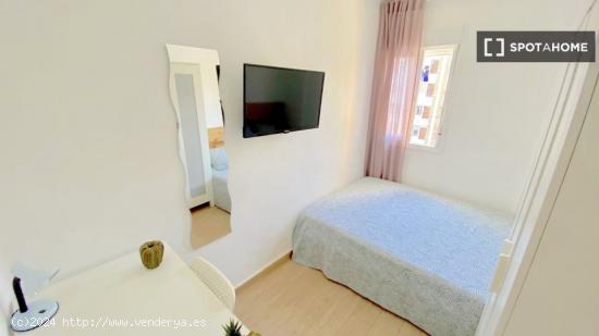 Luminosa habitación con cama de matrimonio equipada para estudiantes - SEVILLA