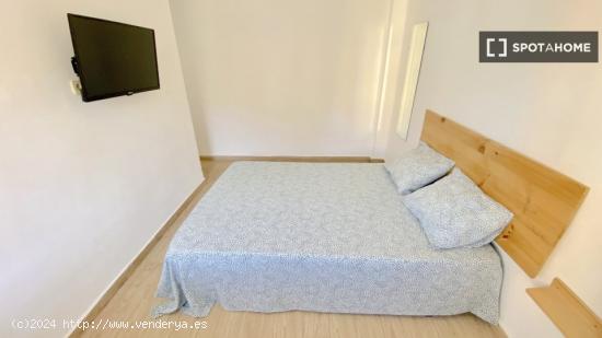 Luminosa habitación con cama de matrimonio equipada para estudiantes - SEVILLA