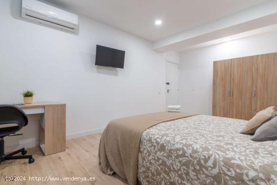  ¡Habitaciones en alquiler en un apartamento de 4 habitaciones en Madrid! - MADRID 