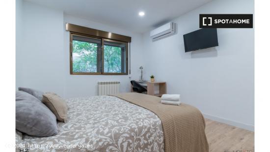 ¡Habitaciones en alquiler en un apartamento de 4 habitaciones en Madrid! - MADRID