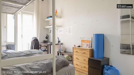  Habitaciones en apartamento de 5 dormitorios en Malasaña, Madrid - MADRID 