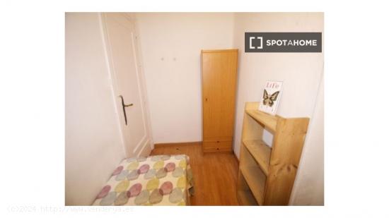 Habitación amueblada en un apartamento de 6 dormitorios en Malasaña, Madrid - MADRID