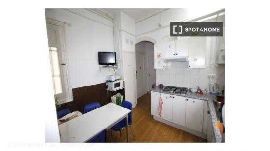 Habitación amueblada en un apartamento de 6 dormitorios en Malasaña, Madrid - MADRID