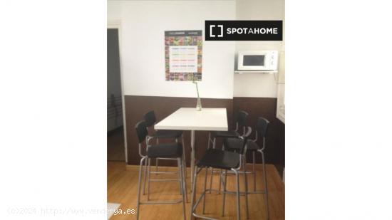 Habitación amueblada en un apartamento de 6 dormitorios en Malasaña, Madrid - MADRID