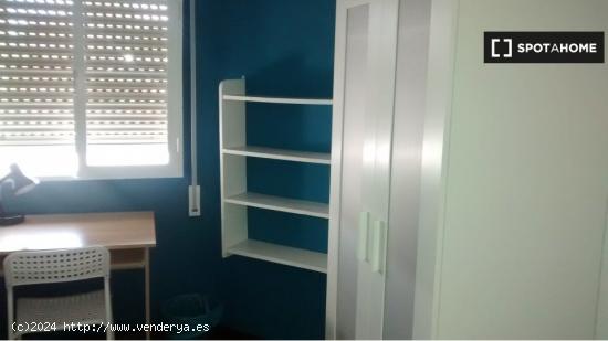 Habitación amueblada en un apartamento de 6 dormitorios en Malasaña, Madrid - MADRID