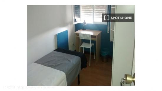 Habitación amueblada en un apartamento de 6 dormitorios en Malasaña, Madrid - MADRID