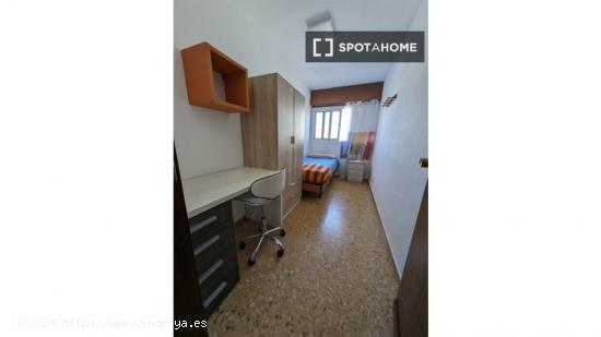 Se alquila habitación en piso de 4 dormitorios en Algirós, Valencia - VALENCIA