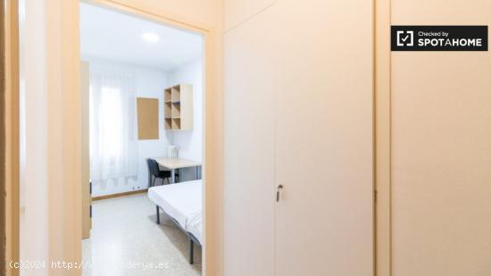 Se alquila habitación en piso de 1 dormitorio en Eixample, Barcelona - BARCELONA