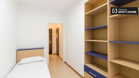 Se alquila habitación en piso de 1 dormitorio en Eixample, Barcelona - BARCELONA