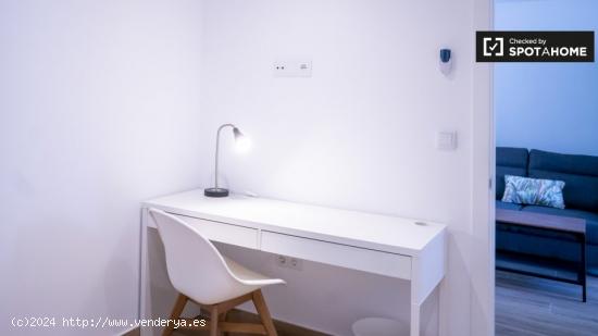 Se alquila habitación en piso de 3 dormitorios en valencia. - VALENCIA