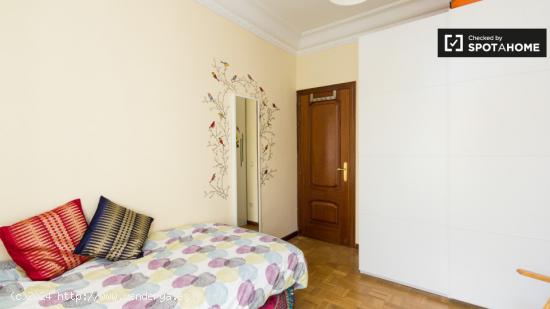 Amplia habitación con armario independiente en apartamento de 3 dormitorios, Retiro - MADRID