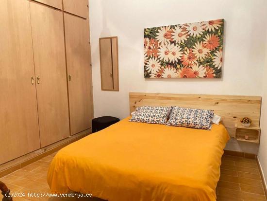  Amplia habitación en piso de 3 dormitorios en Málaga - MALAGA 