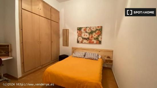 Amplia habitación en piso de 3 dormitorios en Málaga - MALAGA