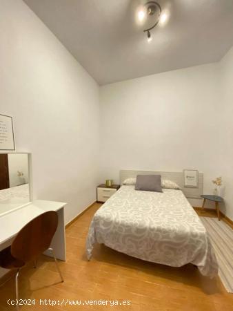  Habitación en piso de 3 dormitorios en Málaga - MALAGA 