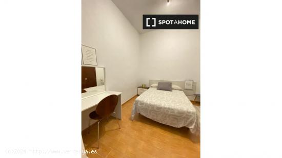 Habitación en piso de 3 dormitorios en Málaga - MALAGA