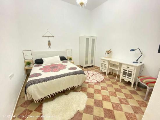  Amplia habitación en piso de 4 dormitorios en Málaga - MALAGA 