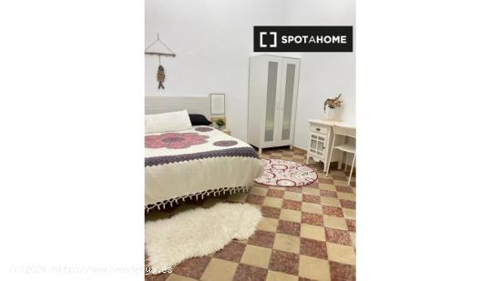 Amplia habitación en piso de 4 dormitorios en Málaga - MALAGA