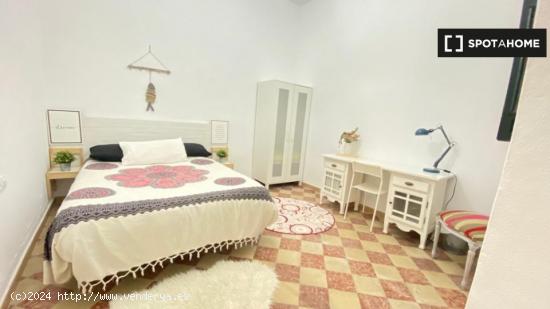 Amplia habitación en piso de 4 dormitorios en Málaga - MALAGA