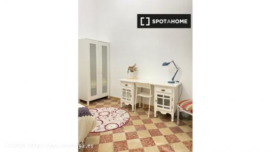 Amplia habitación en piso de 4 dormitorios en Málaga - MALAGA