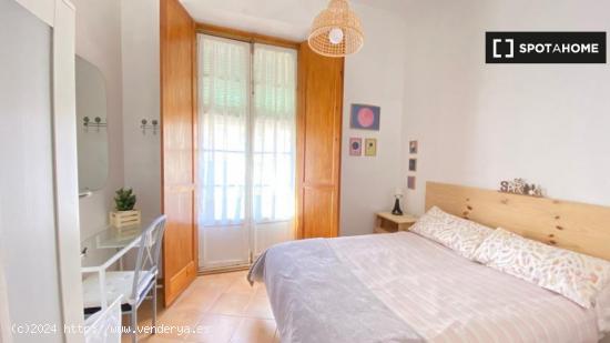 Amplia habitación en piso de 4 dormitorios en Málaga - MALAGA