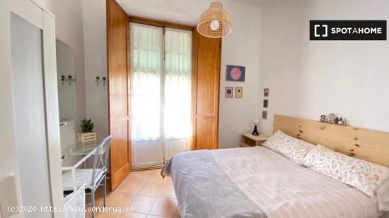 Amplia habitación en piso de 4 dormitorios en Málaga - MALAGA