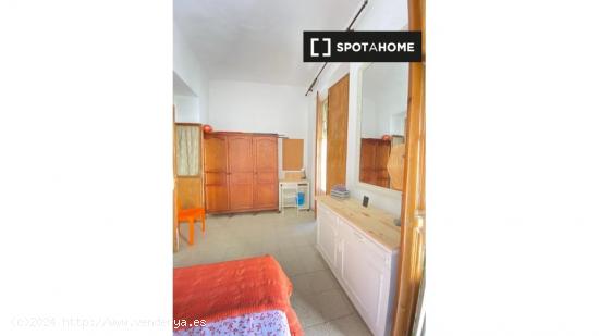 Amplia habitación en piso de 4 dormitorios en Málaga - MALAGA