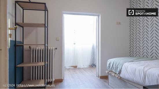 Se alquila habitación en Piso Coliving de 5 dormitorios en Trafalgar - MADRID