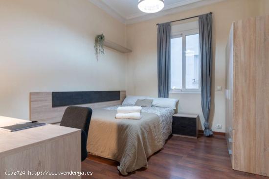  ¡Habitaciones en alquiler en un apartamento de 5 habitaciones en Madrid! - MADRID 