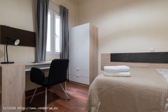  ¡Habitaciones en alquiler en un apartamento de 5 habitaciones en Madrid! - MADRID 