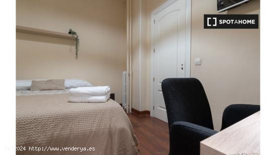 ¡Habitaciones en alquiler en un apartamento de 5 habitaciones en Madrid! - MADRID