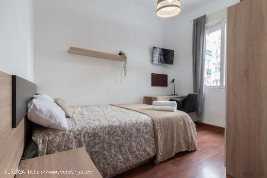  ¡Habitaciones en alquiler en un apartamento de 5 habitaciones en Madrid! - MADRID 