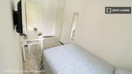 Luminosa habitación con cama de matrimonio equipada para estudiantes - SEVILLA