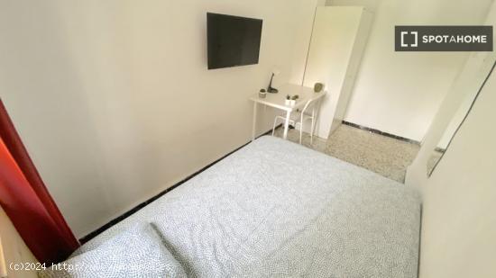 Luminosa habitación con cama de matrimonio equipada para estudiantes - SEVILLA