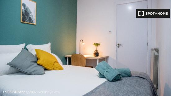 Se alquilan habitaciones en un apartamento de 8 dormitorios en La Latina, Madrid - MADRID