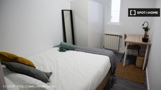 Se alquilan habitaciones en un apartamento de 8 dormitorios en La Latina, Madrid - MADRID