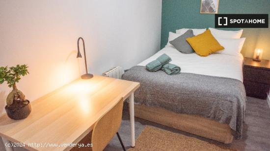 Se alquilan habitaciones en un apartamento de 8 dormitorios en La Latina, Madrid - MADRID