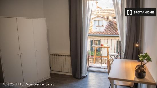 Se alquilan habitaciones en un apartamento de 8 dormitorios en La Latina, Madrid - MADRID