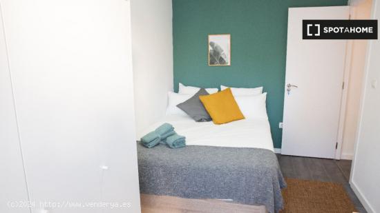 Se alquilan habitaciones en un apartamento de 8 dormitorios en La Latina, Madrid - MADRID